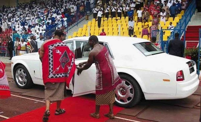 Vị Vua chơi trội sắm 19 xe Rolls-Royce tặng các bà vợ