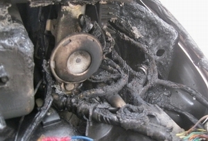 Hà Nội: Xe Spacy bốc cháy dữ dội trên đường