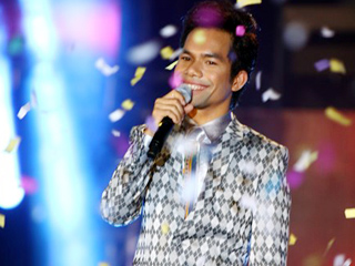 Chàng trai Chu Ru đoạt ngôi vị quán quân Vietnam Idol 2012