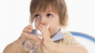 Uống không đủ nước trì hoãn sự phát triển của trẻ