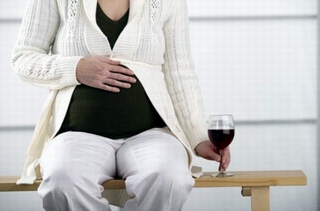 Bà bầu uống rượu vang có lợi cho thai nhi?