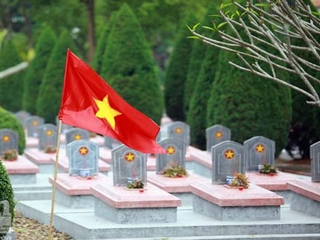 Tổ chức Lễ viếng các Anh hùng liệt sĩ Điện Biên Phủ