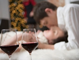 Rượu có thể giúp “cuộc yêu” viên mãn hơn?