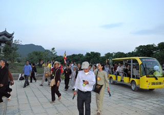 Hàng vạn người đổ về Bái Đính dự Đại lễ Phật Đản