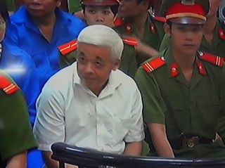 Bị cáo Nguyễn Đức Kiên mặc áo sơ mi trắng đến phiên xét xử