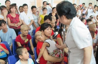 Phó Chủ tịch nước Nguyễn Thị Doan tặng quà trẻ em ung thư