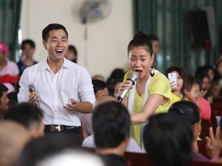 Nguyên Khang và Thu Minh đem niềm vui đến bệnh viện