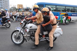 Cảnh sát giao thông học cứu người trên phố