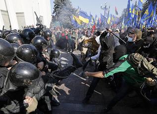 Đụng độ giữa thủ đô, Ukraine thêm nguy cấp