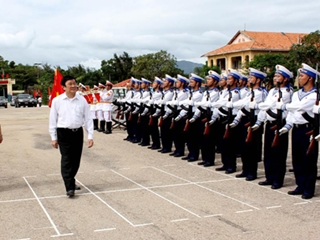 Chủ tịch nước thăm Hải quân ở căn cứ Cam Ranh