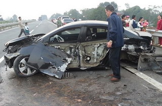 Nổ lốp, ô tô tan nát trên cao tốc Hà Nội – Lào Cai