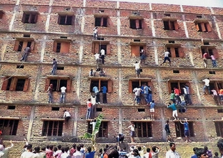 Phụ huynh trèo tường ném bài, 600 học sinh bị đuổi học