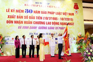 Báo Pháp luật Việt Nam nhận Huân chương Lao động hạng Nhất