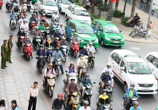TP. Hồ Chí Minh:: Lệ phí đăng ký ô tô, xe máy tăng vọt
