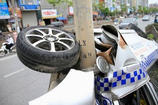 Hà Nội: Taxi lật nhào, 3 người nguy kịch
