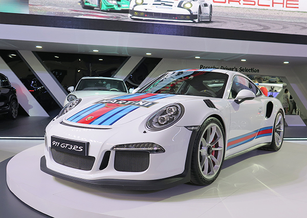 Porsche 911 GT3 RS sẵn sàng chiều lòng khách mua xe với giá gần 11,5 tỷ đồng.