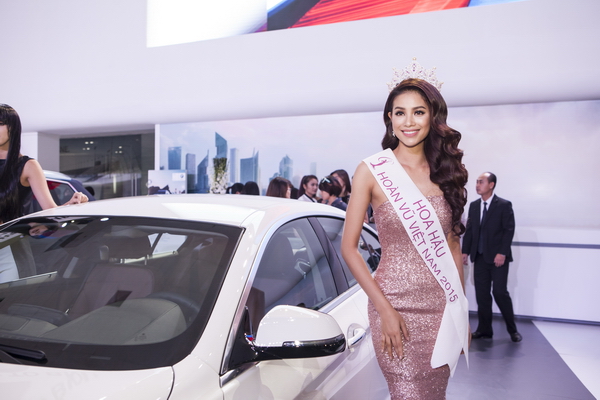 Hoa hậu Hoàn vũ 2015 giữa dàn xế sang