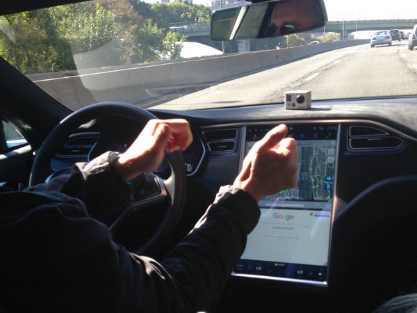 Mặc dù Autopilot có thể giúp giải phóng tay lái xe, nhưng Tesla khuyến cáo chỉ nên sử dụng trên đường cao tốc
