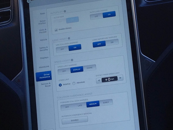 Kích hoạt tính năng tự lái Autopilot trên màn hình cảm ứng của xe