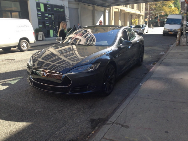 Xe Tesla sản xuất sau tháng 9/2014 có thể cập nhật tính năng tự lái