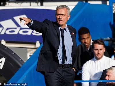 Gây sự với trọng tài, Mourinho nhận án phạt từ FA