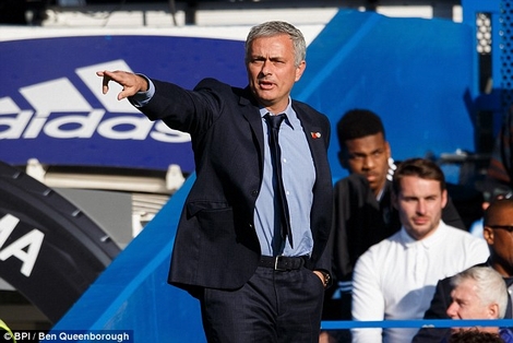HLV Mourinho nhận án phạt trong bối cảnh Chelsea đang sa sút không phanh