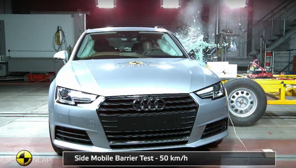 Audi A4 2016 trong bài thử đâm ngang xe