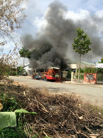 Cháy rụi xe buýt giữa trưa