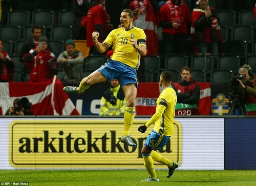Ibrahimovic ăn mừng bàn thắng cho Thụy Điển