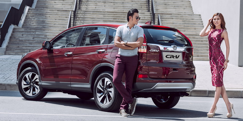 Honda CR-V đỏ cá tính với cặp người mẫu Việt