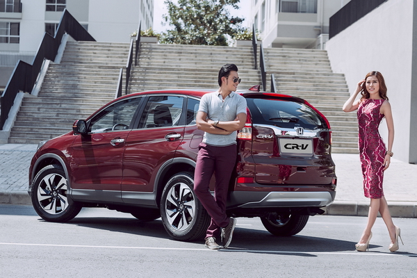Honda CR-V sắc đỏ cá tính cùng cặp người mẫu Việt