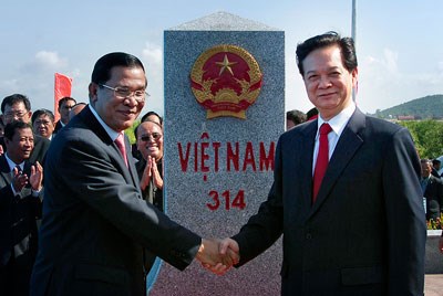 Thủ tướng Nguyễn Tấn Dũng và Thủ tướng Campuchia Hun Sen trong lễ cắt băng khánh thành cột mốc biên giới số 314.