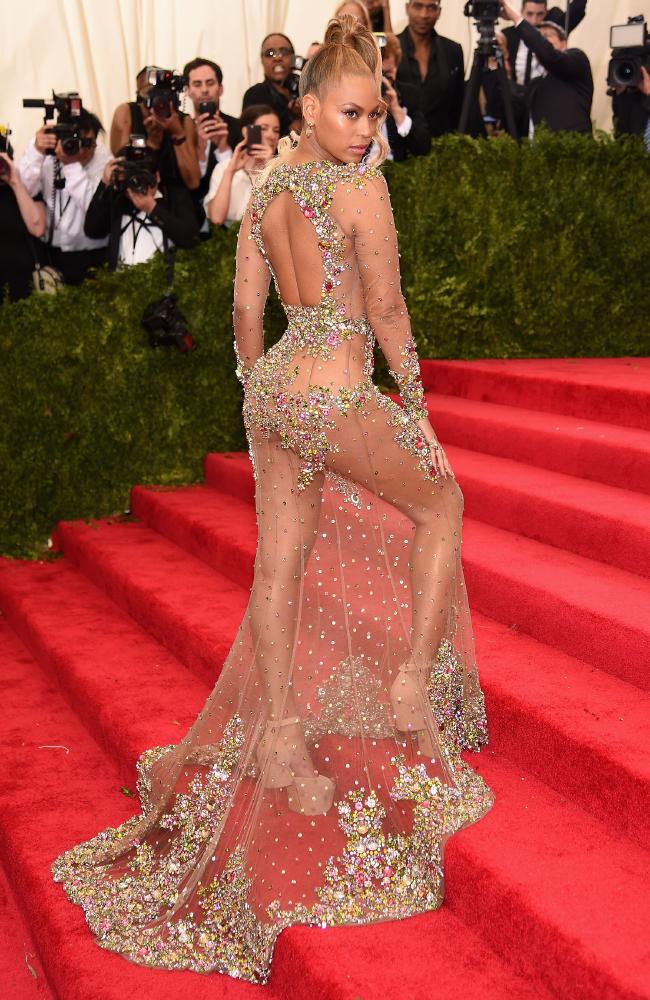 Beyonce xứng đáng là ngôi sao rực rỡ nhất khi diện chiếc đầm làm từ kim cương lấp lánh của thương hiệu Givenchy. Chiếc váy giúp nữ ca sĩ “Crazy in love” khoe được đường cong tối đa, Beyonce đã trở thành nữ hoàng của đêm dạ hội.