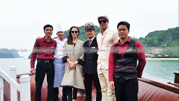 Vợ chồng Jolie, Brad Pit thân thiện với những người phục vụ trên du thuyền Hạ Long. Ảnh: NTT