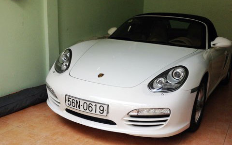 Xe Porsche, một trong 4 ôtô đắt tiền của Tú bị kê biên để đảm bảo cho việc thi hành án. 
