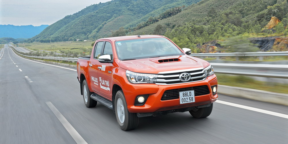 Toyota Hilux hấp dẫn hơn với ưu đãi đầu năm