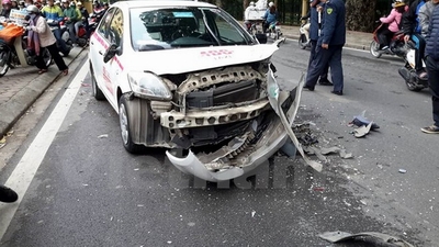 Hà Nội: Taxi &quot;đấu đầu&quot; trên phố, 3 người bị thương nặng
