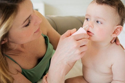 5 sai lầm khi cha mẹ trị sổ mũi cho trẻ