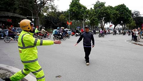 Hà Nội: Nhiều người đi bộ ngỡ ngàng khi bị CSGT 'tuýt còi'