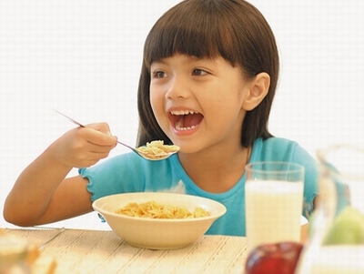 Buối sáng không nên cho trẻ ăn gì?