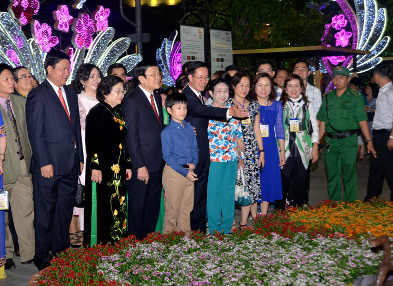 Tân Trưởng Ban Tuyên giáo TƯ Võ Văn Thưởng đang giới thiệu những mẫu thiết kế đặc sắc của đường hoa Nguyễn Huệ năm nay
