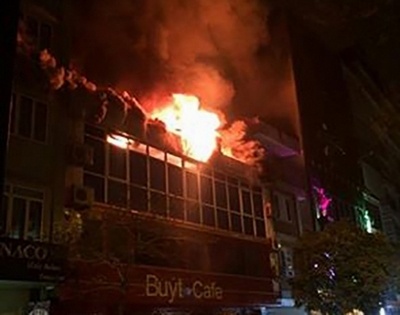 Hà Nội: quán cafe cháy lớn trong đêm
