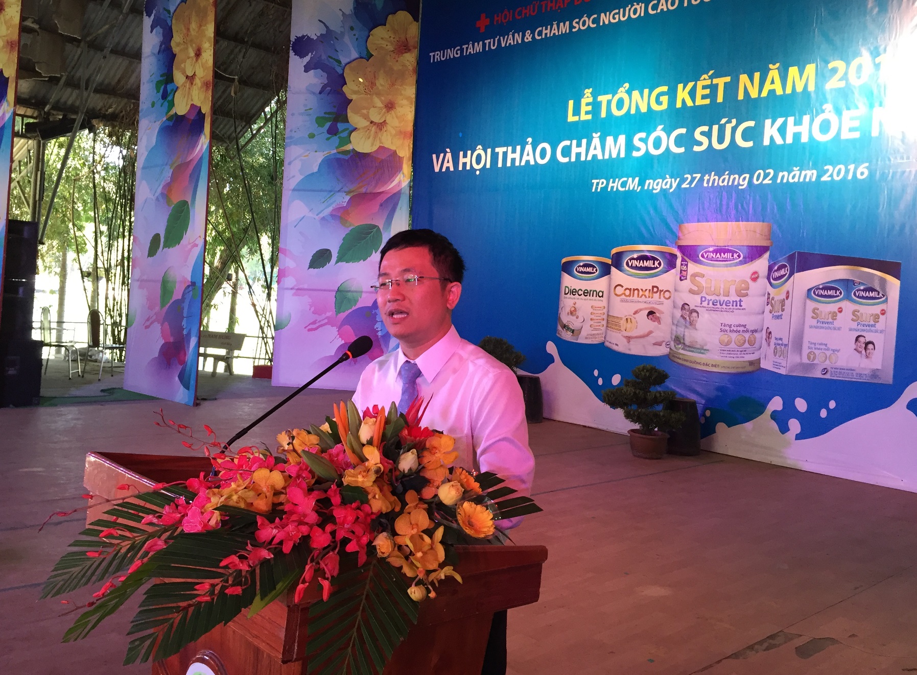 Ông Mai Thanh Việt – Giám Đốc Marketing ngành hàng sữa bột, Vinamilk giới thiệu đến người cao tuổi các sản phẩm dinh dưỡng đặc biệt của Vinamilk dành cho người cao tuổi