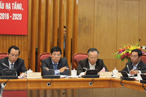 Các Phó chủ tịch UBND TP Hà Nội (từ trái qua): Vũ Hồng Khanh, Nguyễn Quốc Hùng, Nguyễn Văn Sửu, Lê Hồng Sơn.