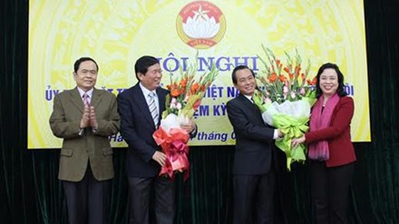 Ông Vũ Hồng Khanh (thứ ba bên trái) giữ chức Chủ tịch Ủy ban MTTQ thành phố Hà Nội.