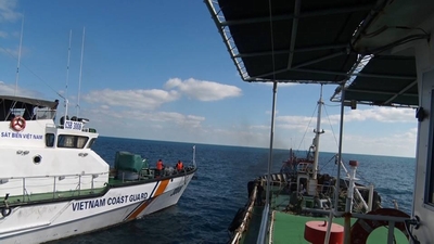 Bắt 6 tàu buôn lậu dầu trên vùng biển Việt Nam
