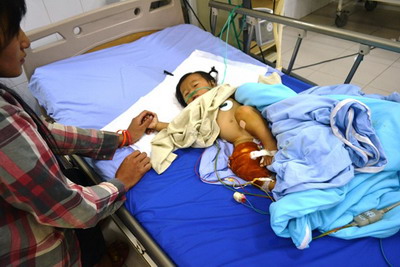 Cháu Hầu Kim Yến (9 tháng tuổi) cấp cứu tại khoa Hồi sức tích cực-Chống độc Bệnh viện Đa khoa Lâm Đồng