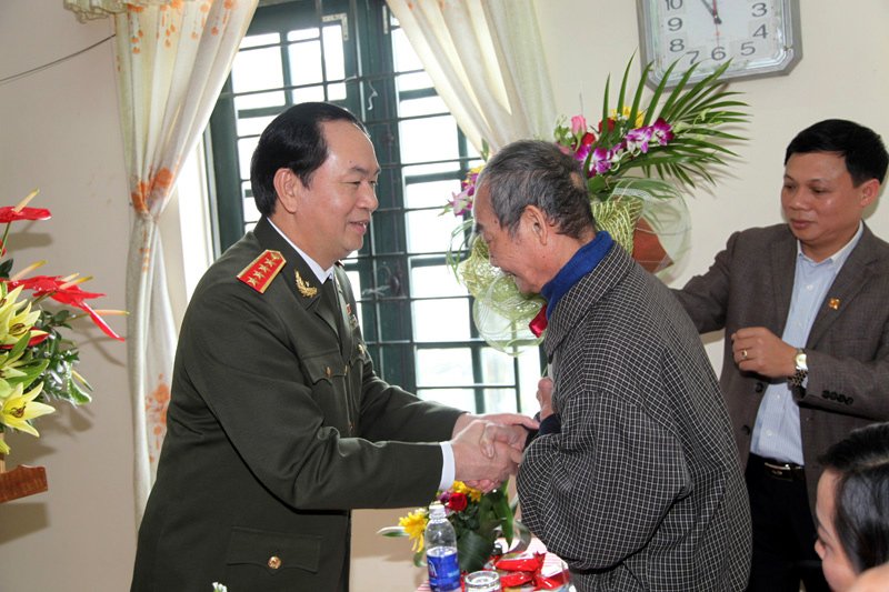 Đại tướng Trần Đại Quang thời làm Bộ trưởng bộ công an tặng quà cho thầy Phạm Thạnh nhân ngày nhà giáo Việt Nam