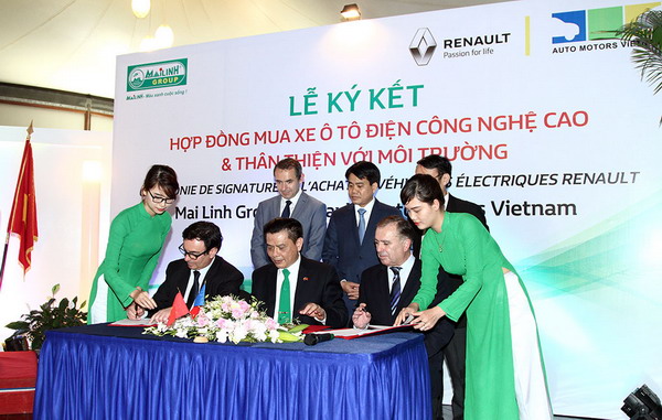 Ký hợp đồng mua 100 xe đầu tiên trong kế hoạch đưa 10.000 -20.000 xe điện Renault về Việt Nam trong 5 năm tới