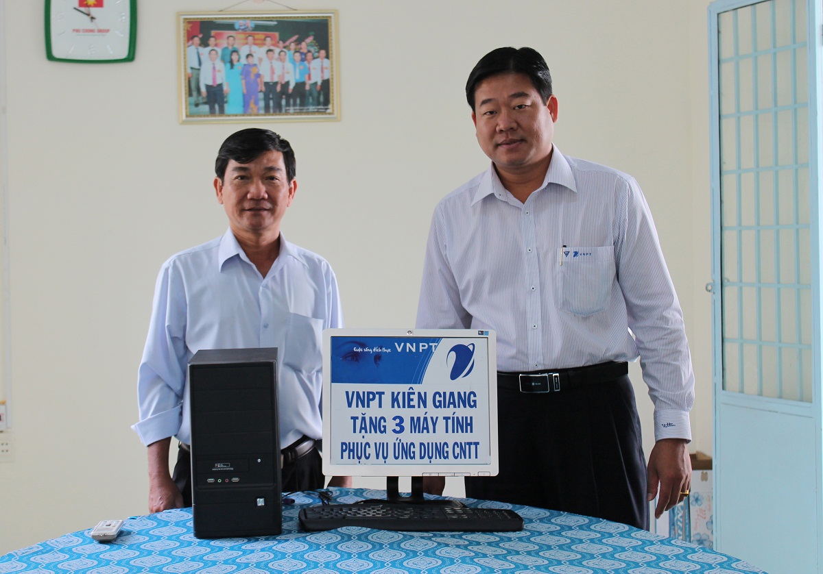 VNPT Kiên Giang trao tặng 03 máy vi tính cho địa phương